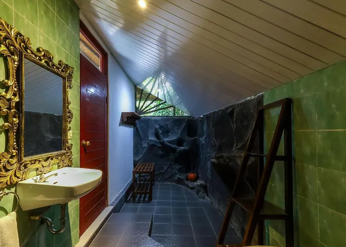 Taman Lituhayu Villa *